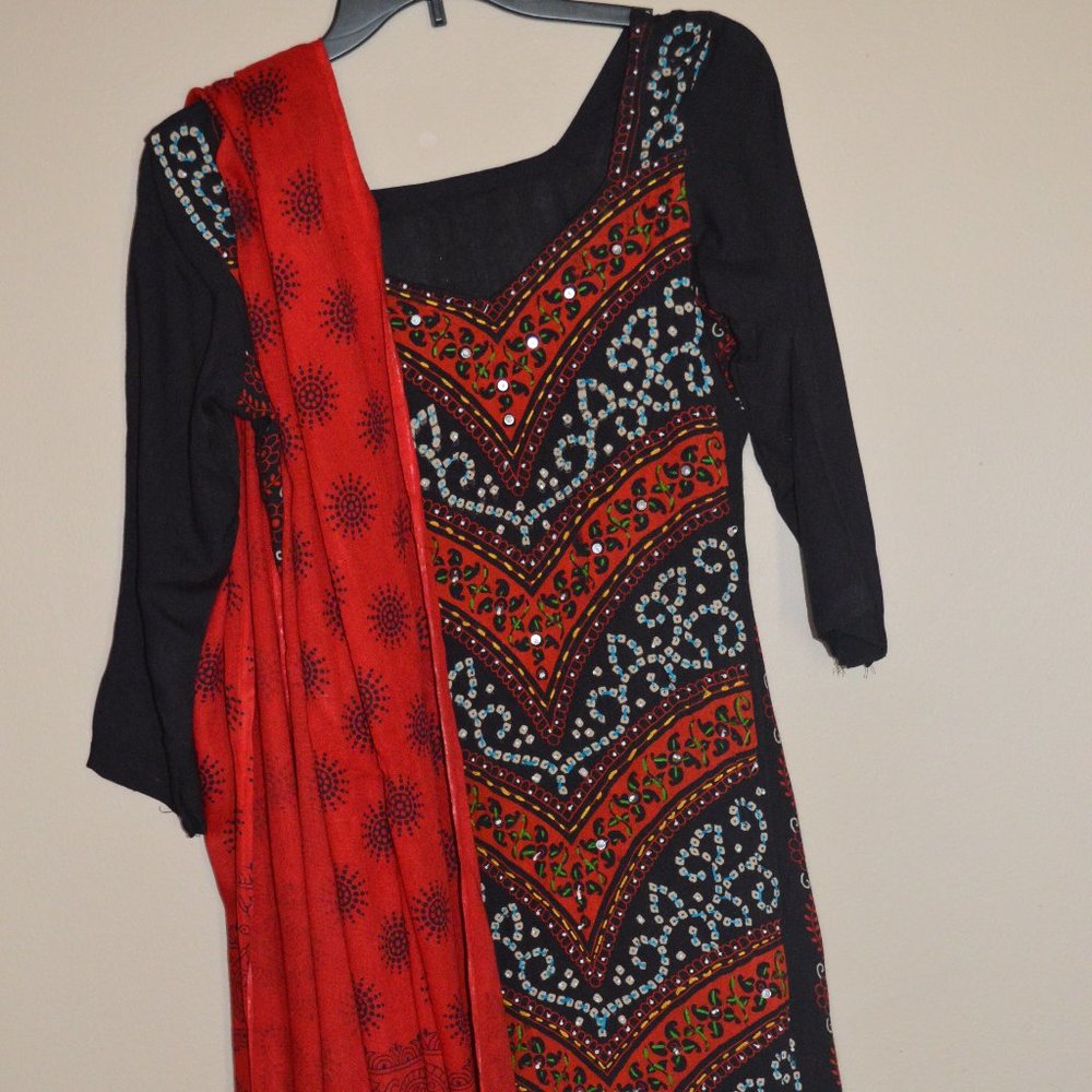 PRETTY STITCHED BLACK/ RED SALWAR KAMEEZ SIZE XS-S + FREE GIFT